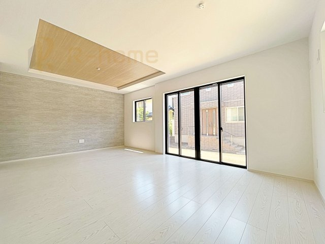 我孫子市泉7期　新築戸建て　1号棟の居間・リビング|開放感のあるリビングにはファミリークローゼット付きで、ゆったりした空間を保てます♪