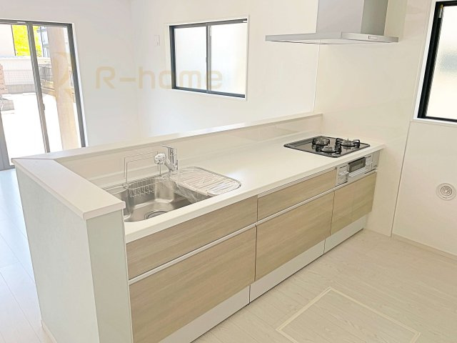 我孫子市泉7期　新築戸建て　1号棟のキッチン|料理をしながら家族とコミュニケーションが取れる対面式システムキッチン。嬉しいビルトイン食洗機！