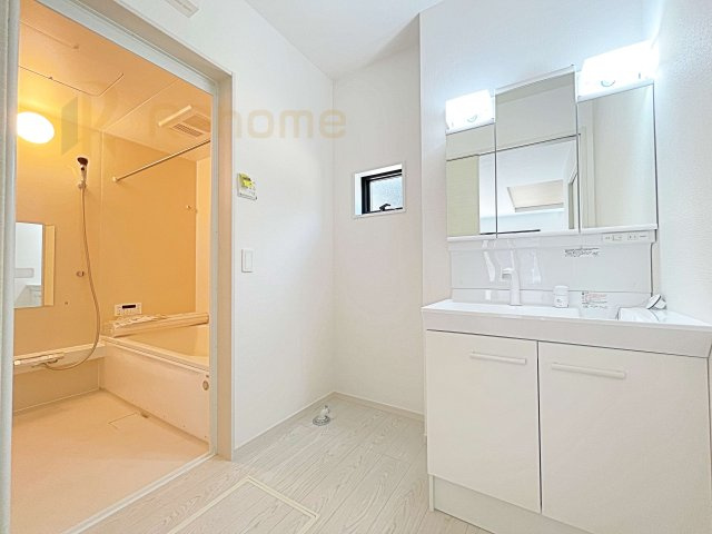 我孫子市泉7期　新築戸建て　1号棟の洗面所|清潔感溢れる洗面台は嬉しい三面鏡付き。洗剤や歯ブラシなどもすっきり収納できます♪