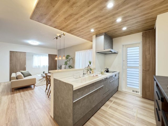 制震＆サンルームを備えた家事楽の家：松永町5丁目 限定1棟のキッチン|調理家電や食料品のストック、調味料や保存容器など、キッチン廻りには頻繁に使うけど出しっぱなしにはしたくないものばかり
そんな時はパントリーが大活躍です
急な来客時もキッチン廻りはいつもすっきりです