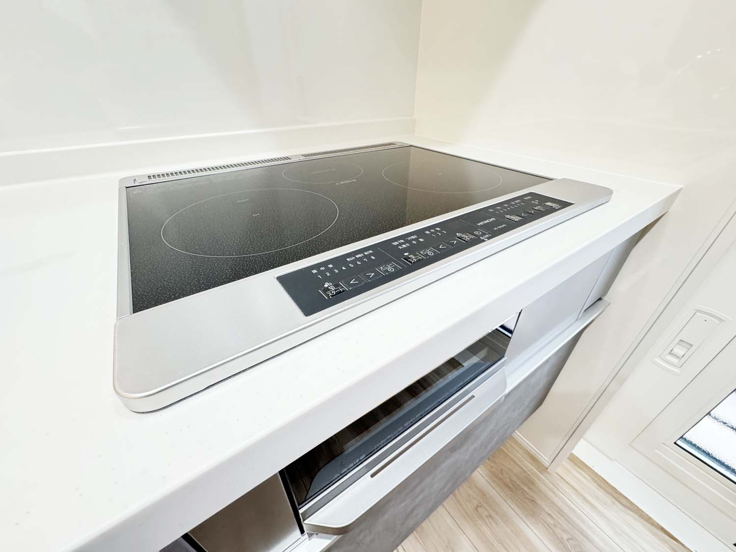 制震＆サンルームを備えた家事楽の家：松永町5丁目 限定1棟のキッチン|エコで安心、IHクッキングヒーター！お掃除楽々！エコキュートで電気代を抑制できます