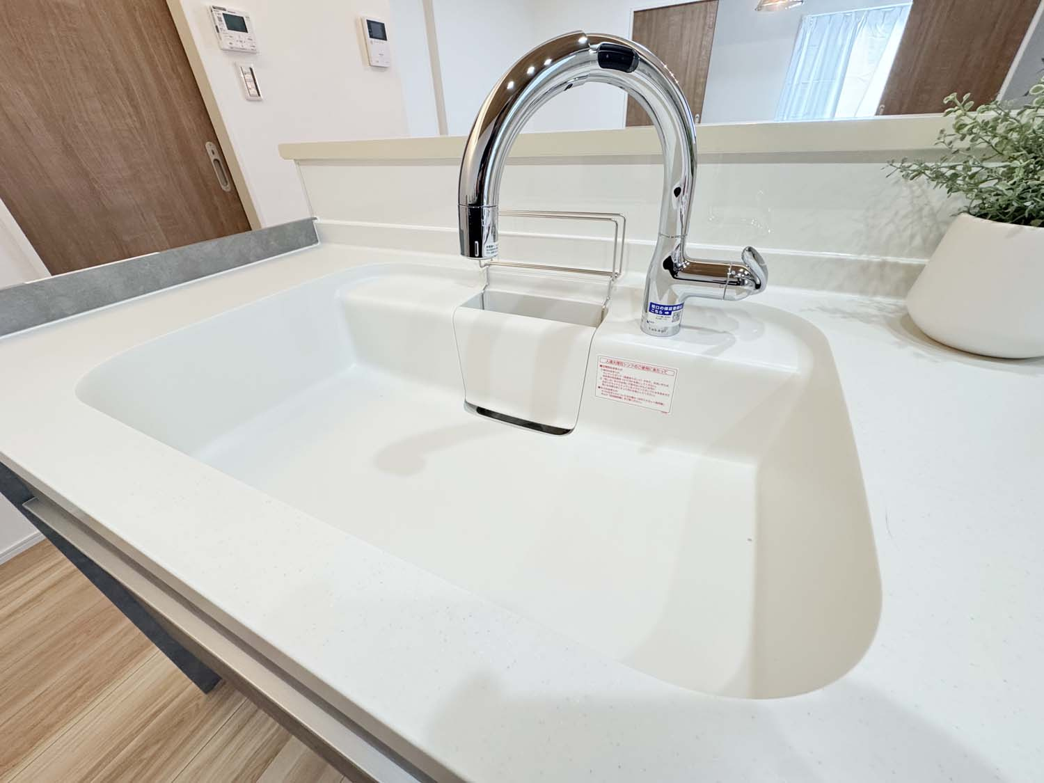 制震＆サンルームを備えた家事楽の家：松永町5丁目 限定1棟のキッチン|浄水器内蔵ハンドシャワー