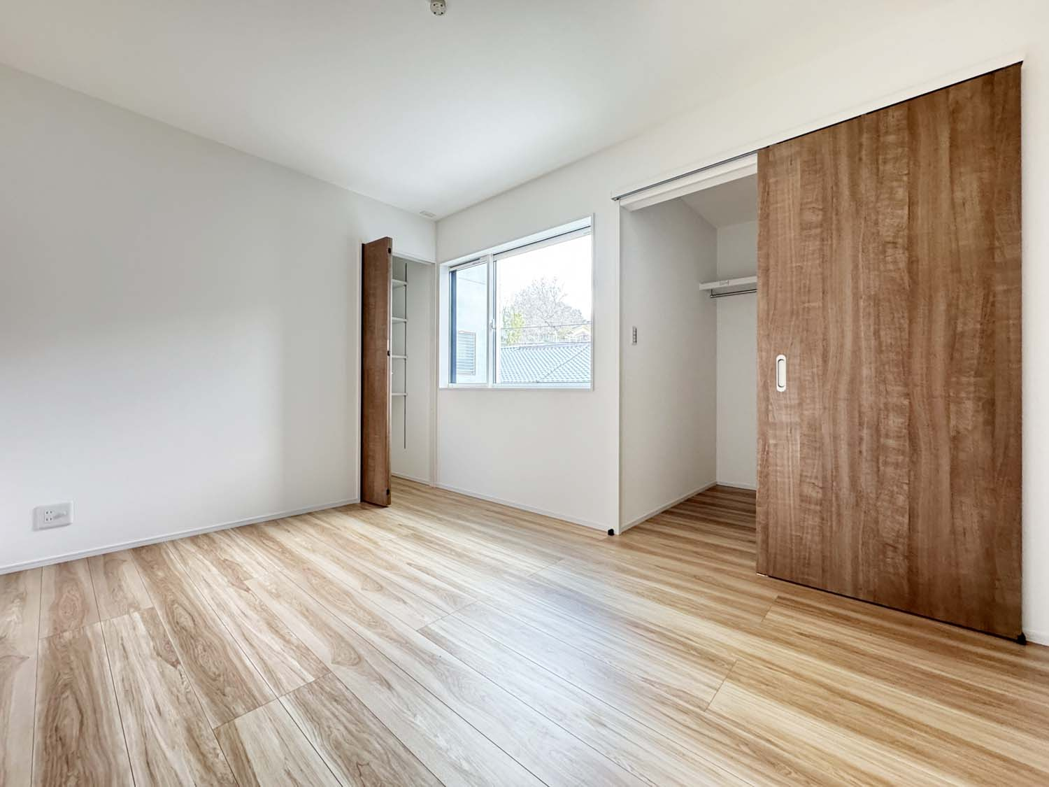 制震＆サンルームを備えた家事楽の家：松永町5丁目 限定1棟の洋室|各洋室には1帖以上のクローゼットがあります。また可能な限りウォークインクローゼットを確保。ハンガーパイプ付きなので、衣類の収納もしやすく衣替えもスムーズです