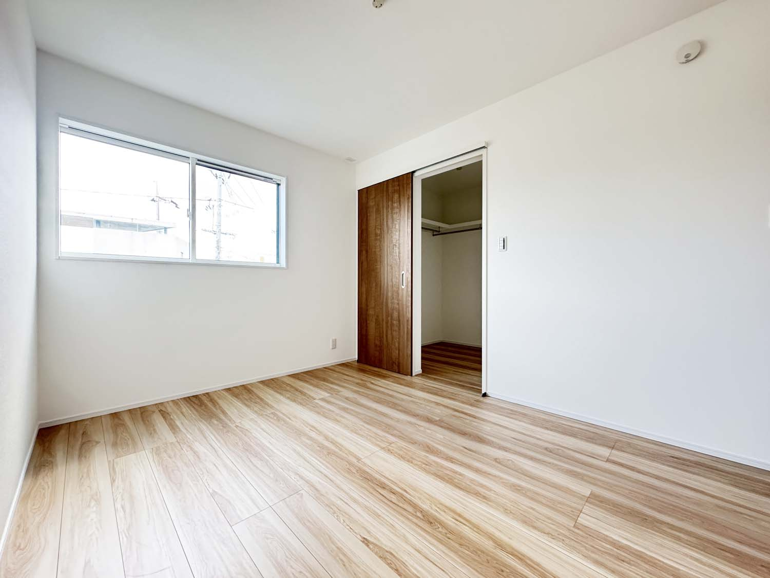 制震＆サンルームを備えた家事楽の家：松永町5丁目 限定1棟の洋室|各洋室には1帖以上のクローゼットがあります。また可能な限りウォークインクローゼットを確保。ハンガーパイプ付きなので、衣類の収納もしやすく衣替えもスムーズです