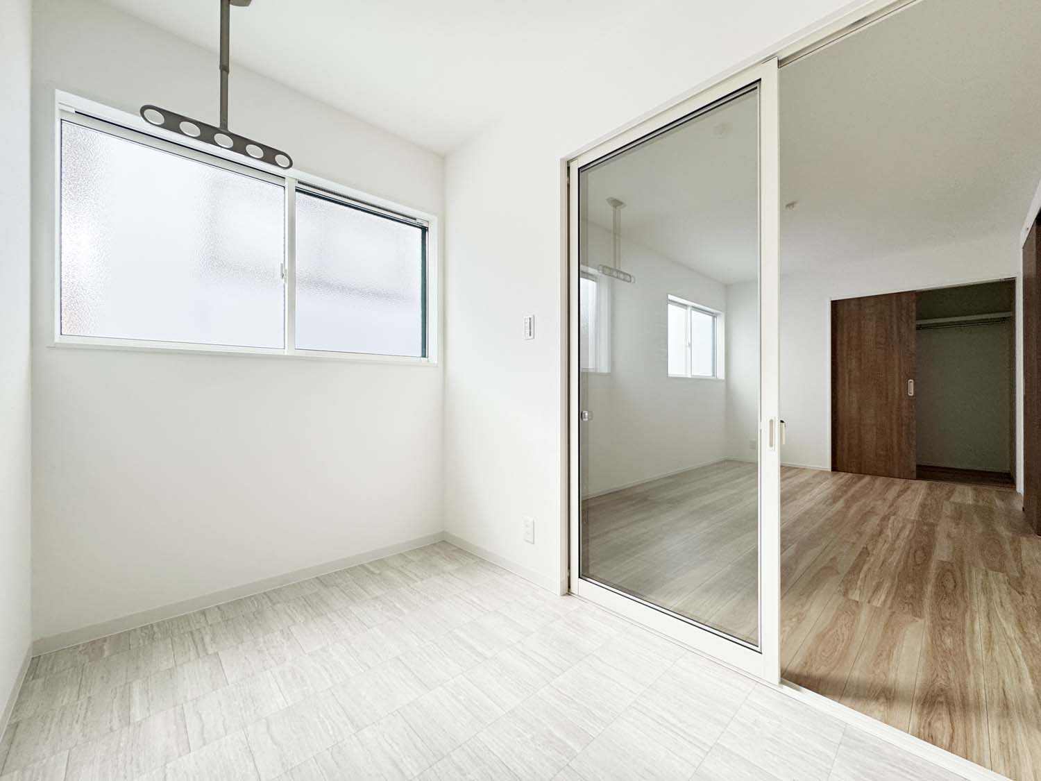 制震＆サンルームを備えた家事楽の家：松永町5丁目 限定1棟のその他|サンルーム
2階にも天候を気にせず洗濯物を干せるスペースを確保
壁面いっぱいに開閉できる窓があるので光がたくさん入り、換気もできます
観葉植物を育てたり、家族でくつろぐスペースとしても活躍