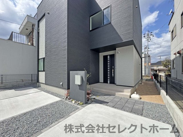 制震＆サンルームを備えた家事楽の家：松永町5丁目 限定1棟の玄関|ゆったりとした玄関回り、雨でも安心、荷物を置いてゆったりと出入りできるゆとりある空間