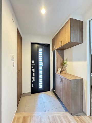 制震＆サンルームを備えた家事楽の家：松永町5丁目 限定1棟の収納|玄関には大容量のシューズボックス
土間収納も備えていますので日常的に出し入れするものを手軽に取り扱う事が出来ます