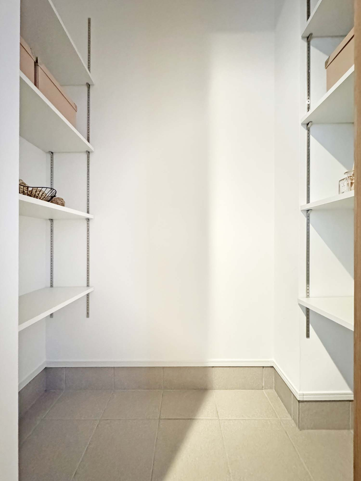 制震＆サンルームを備えた家事楽の家：松永町5丁目 限定1棟の収納|1階 玄関土間収納
日常の利便性を間取に反映！
収納スペースが豊富！