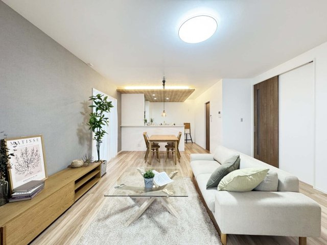 制震＆サンルームを備えた家事楽の家：松永町5丁目 限定1棟の居間・リビング|明るく広いリビング！和室と続き間で、さらに広々！
大切なご家族との団らんのスペースが広々あかるい空間として設計されています