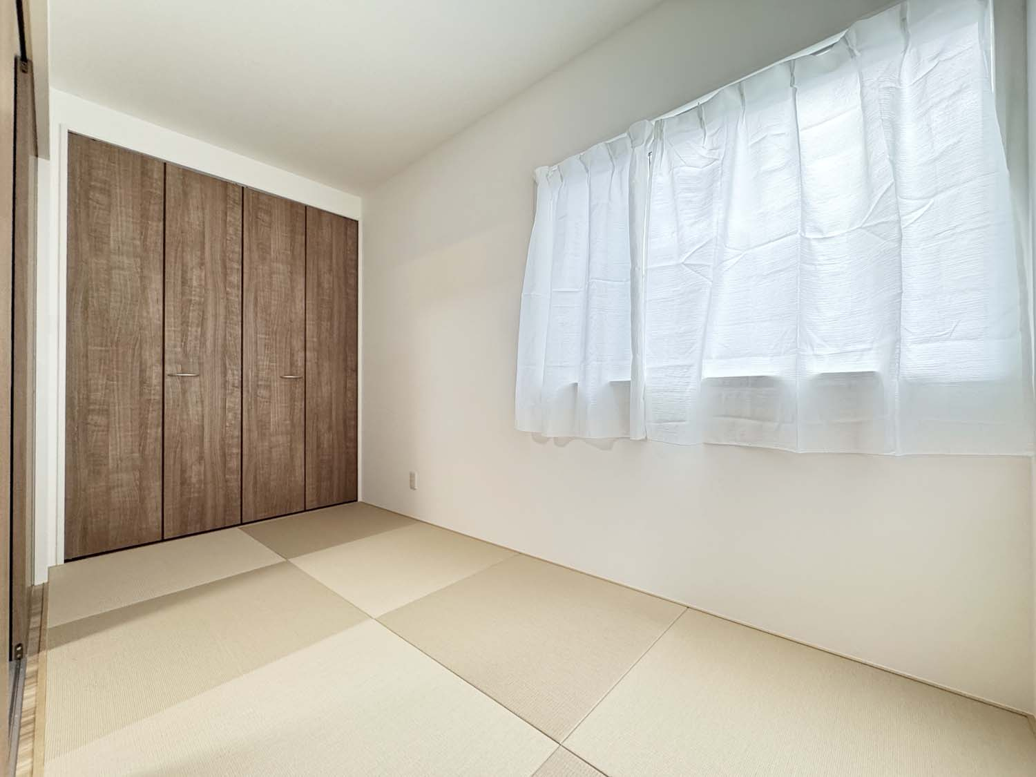 制震＆サンルームを備えた家事楽の家：松永町5丁目 限定1棟の和室|リビングとの続き間で解放感を感じられます
ちょっとした家事仕事やお子様のお勉強など多目的に活躍します