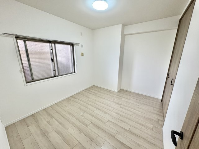 アルファステイツ朝霧ヒルズの洋室|洋室約５．８帖