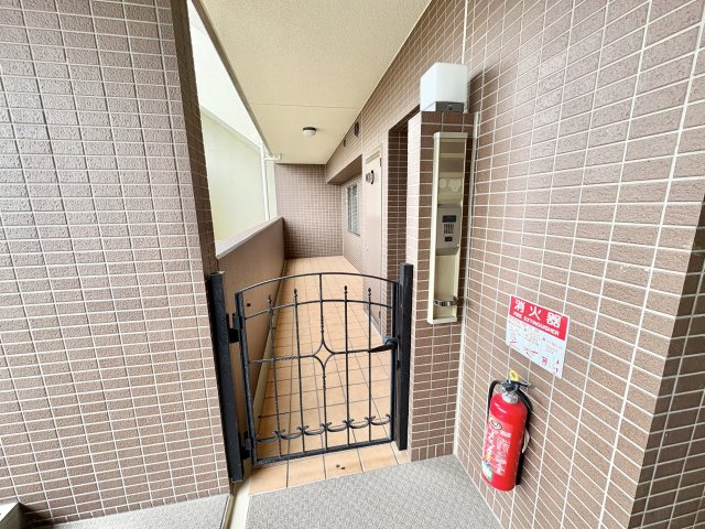 アルファステイツ朝霧ヒルズの玄関