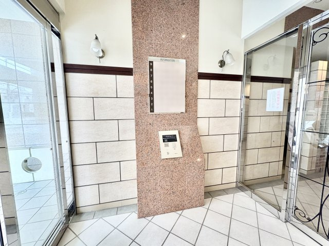 アルファステイツ朝霧ヒルズのエントランス