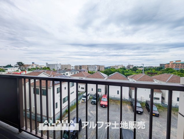 アーバンヒルズ武蔵砂川町の展望|ベランダから望む紺碧の空からそよ風、そして目に映るのはグリーン広がる風光明媚な世界。それは清々しい自然の薫りを肌で感じる幸せな空間。