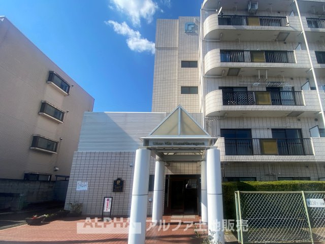 アーバンヒルズ武蔵砂川町の外観|開放的な共用スペースから望む、穏やかな街並み。自然と調和した立地で、ゆったりとした暮らしを実現。四季折々の風景を感じながら、心地よい毎日をお過ごしいただけます。