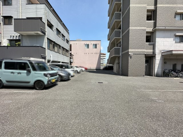 ルガーノ杉井流の駐車場