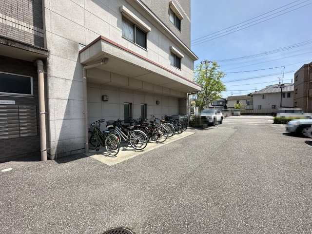 ルガーノ杉井流の駐車場