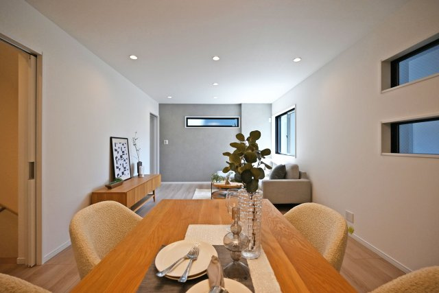 神戸市灘区篠原南町4丁目新築一戸建て│4LDK+駐車2台可の居間・リビング|キッチン側から撮影した写真です。リビング全体が見渡せる形状なので、料理中でもお子様の様子が確認できて安心です。