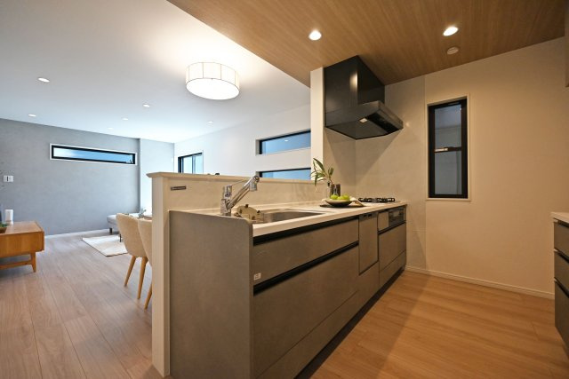 神戸市灘区篠原南町4丁目新築一戸建て│4LDK+駐車2台可のキッチン|オープンタイプの対面式キッチンですので、料理中も家族との会話を楽しめますね。