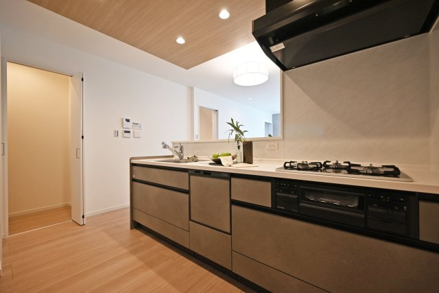 神戸市灘区篠原南町4丁目新築一戸建て│4LDK+駐車2台可のキッチン|キッチン 収納豊富×機能性充実（食洗機完備）のシステムキッチン。
３口コンロとグリル付きで、お料理の幅が広がる嬉しいキッチンです！