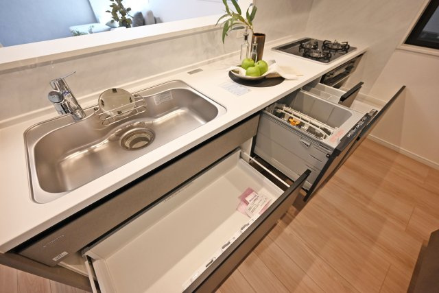 神戸市灘区篠原南町4丁目新築一戸建て│4LDK+駐車2台可のキッチン|天板とワークトップ下いっぱいの収納。食洗器もビルトインしており、効率の良い家事が実現する設備で小さなお子様のいるご家庭の大きな手助けをいたします。