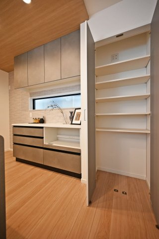 神戸市灘区篠原南町4丁目新築一戸建て│4LDK+駐車2台可のキッチン|キッチン横にはパントリー完備。食材だけでなく大きな荷物も収納できてお部屋をスッキリと片付けできます。