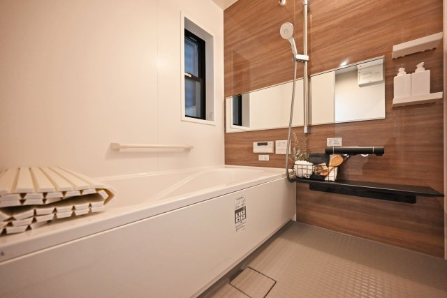 神戸市灘区篠原南町4丁目新築一戸建て│4LDK+駐車2台可の浴室|広々バスルーム。足を延ばしてゆったりと寛げます。
浴室乾燥機完備で雨の日でも安心してお洗濯ができます！
