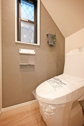 神戸市灘区篠原南町4丁目新築一戸建て│4LDK+駐車2台可のトイレ|快適にご利用いただける温水洗浄機付きトイレになります。