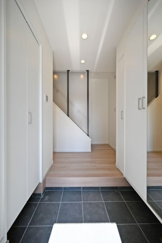 神戸市灘区篠原南町4丁目新築一戸建て│4LDK+駐車2台可の玄関|毎日使う玄関は収納が多くてスッキリと片付けできる方が◎