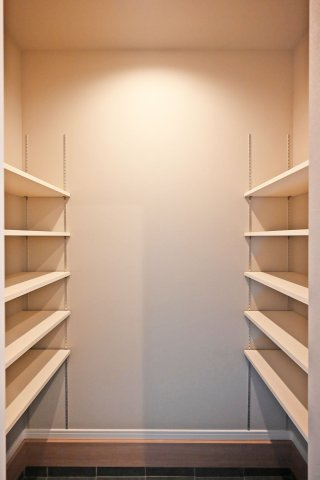 神戸市灘区篠原南町4丁目新築一戸建て│4LDK+駐車2台可の収納|玄関横にはシューズインクロゼット完備。靴だけでなく、ベビーカーやゴルフバック、キャンプ用品など大きな荷物も収納できて便利です。