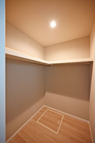 神戸市灘区篠原南町4丁目新築一戸建て│4LDK+駐車2台可の収納|1階洋室
主寝室想定（7.1帖）にはウォークインクロゼット完備で、洋服だけでなく大きな荷物も収納できてお部屋をスッキリと片付けできます。