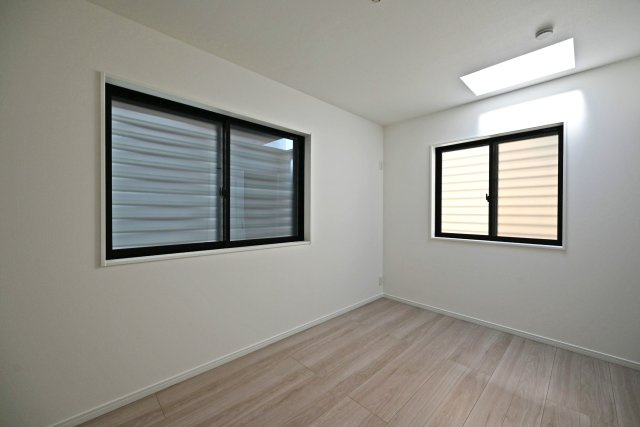 神戸市灘区篠原南町4丁目新築一戸建て│4LDK+駐車2台可の洋室|3階洋室（6帖）
トップライトから自然光が差し込む明るいお部屋です。