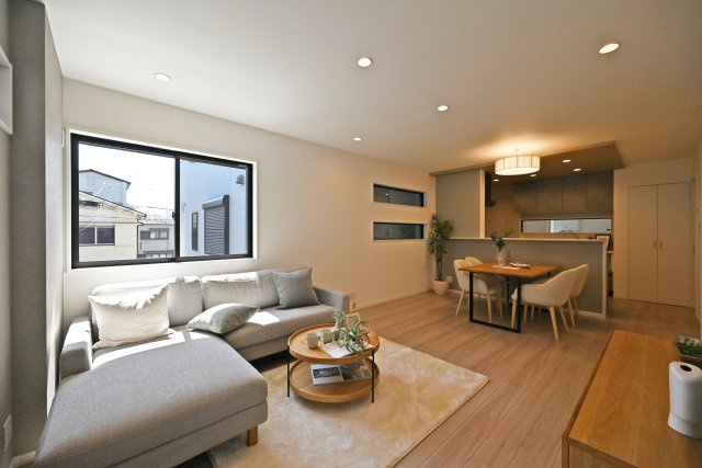 神戸市灘区篠原南町4丁目新築一戸建て│4LDK+駐車2台可の居間・リビング|外からさわやかでやわらかな風と光をたっぷりとお部屋に取り組み、
明るく開放的な空間を演出します。