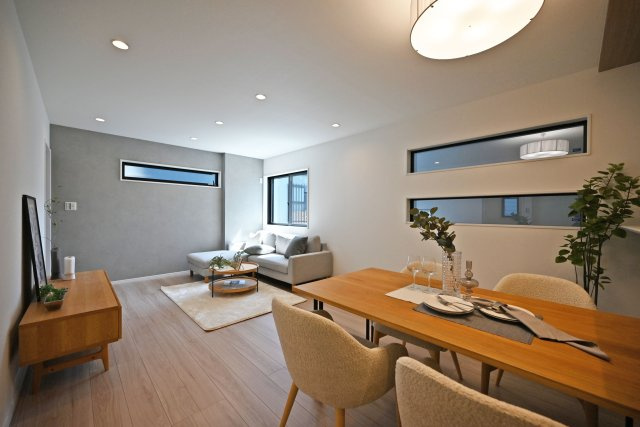 神戸市灘区篠原南町4丁目新築一戸建て│4LDK+駐車2台可の居間・リビング|居間・リビング 自然光がたっぷりと降り注ぐ居心地の良いLDK空間。
全体が白いクロスと木目調のみでまとまっており、ふんわりと優しい雰囲気の内装◎