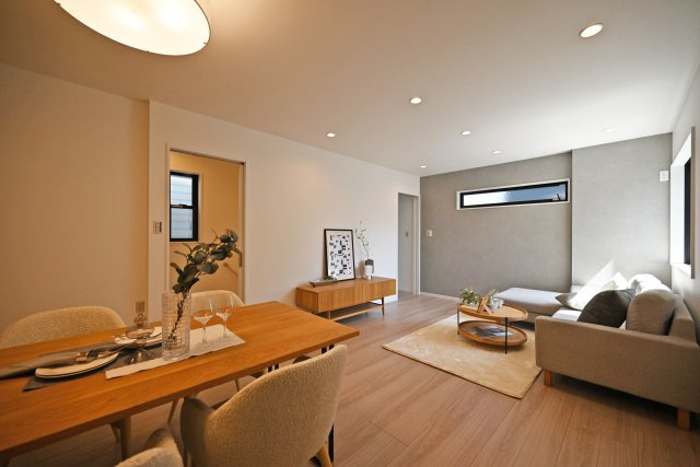 神戸市灘区篠原南町4丁目新築一戸建て│4LDK+駐車2台可の居間・リビング|リビングは開放感と清潔感が溢れています。
一日の中で多くの時間を過ごすことになるリビングダイニングは約17.51帖の広さを確保◎自然と家族が集まりのびのびと寛げる空間です。