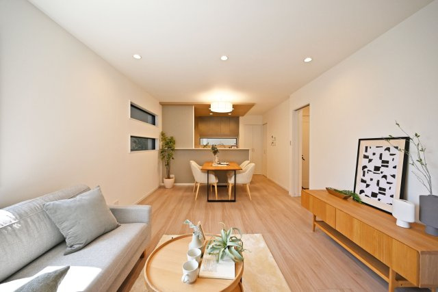 神戸市灘区篠原南町4丁目新築一戸建て│4LDK+駐車2台可の居間・リビング|ダイニングテーブルやソファーを設置しても十分な広さとなっております。 
収納や家具の配置、インテリアコーディネートがしやすいです。