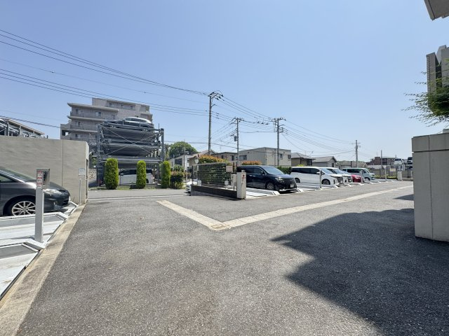 レジディア東松戸 の駐車場