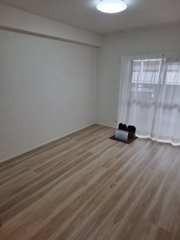 【洋室】女子大前サンシャイン第２ 