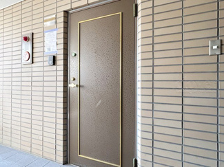 【その他共用部分】 | 皆様をお迎えする、お部屋の玄関ドア。開けやすさや開放角度、ドアノブの操作しやすさや鍵の形状などを、現地で一度ご確認ください。～即日のご見学可能～　お問合せはお気軽にどうぞ。