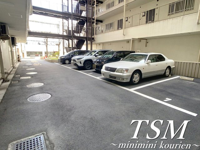 香里日光ハイツの駐車場