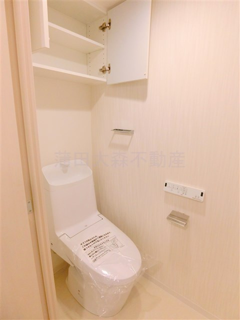 スタイリオ池上WeLLのトイレ|吊戸棚と温水洗浄便座付きトイレ　