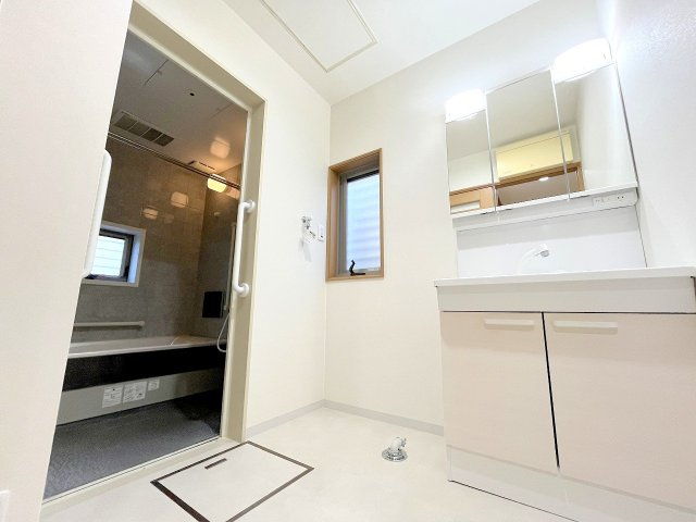 昭島市中神町2丁目　中古戸建の独立洗面台