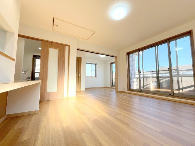 昭島市中神町2丁目　中古戸建の居間・リビング|フルリフォーム済みに付きそのままご入居頂けます！