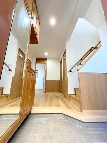 昭島市中神町2丁目　中古戸建の玄関