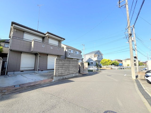昭島市中神町2丁目　中古戸建の前面道路含む現地写真|南側６メートルの公道に付き駐車もしやすいです！