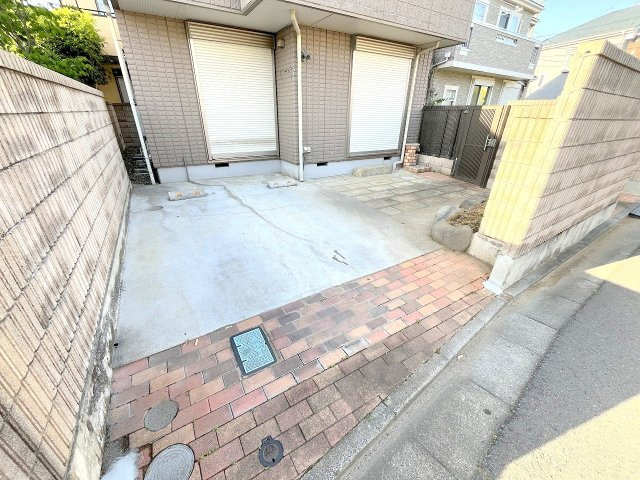 昭島市中神町2丁目　中古戸建の駐車場