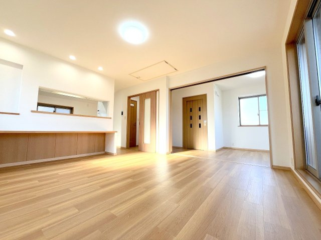 昭島市中神町2丁目　中古戸建の居間・リビング|自動シャッター付きです！