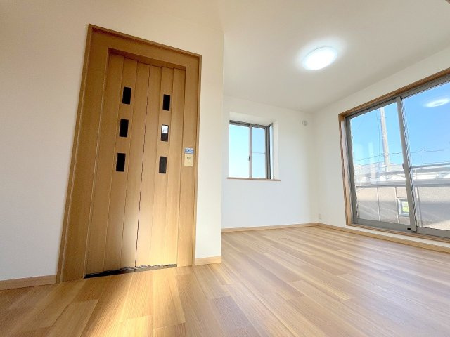 昭島市中神町2丁目　中古戸建の洋室|介護や老後にも安心なホームエレベーター付きです！