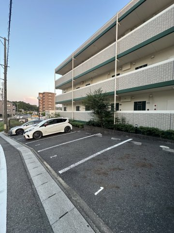 スマイルカトウの駐車場