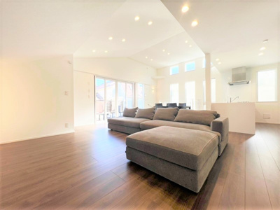 【居間・リビング】 | 【仲介手数料３６０万円が無料！】■２５帖のＬＤＫ■車庫２台■広々バルコニー